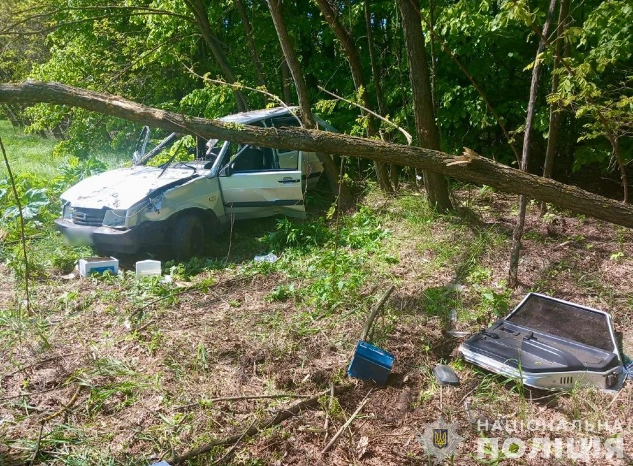 На Сумщині легковик перекинувся в кювет: водійка та двоє дітей травмовані