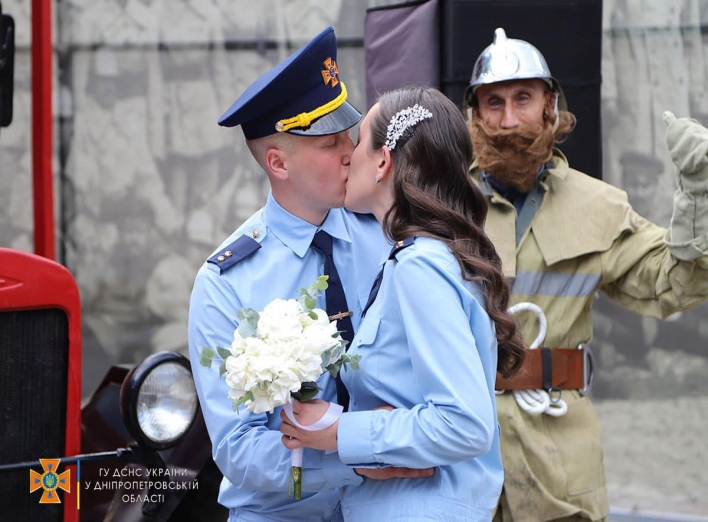 Обручка поштою: як одружувалися рятувальники з Сум та Дніпра