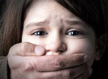 На Сумщині батьку, який систематично ґвалтував доньок, загрожує довічне ув’язнення