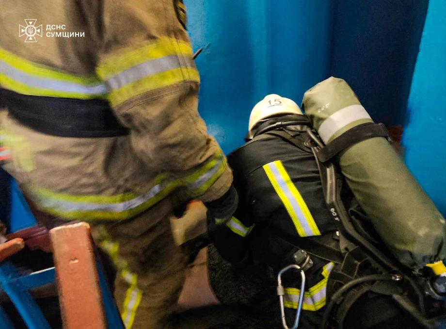 У Конотопі пожежники врятували чоловіка з палаючої квартири (відео)